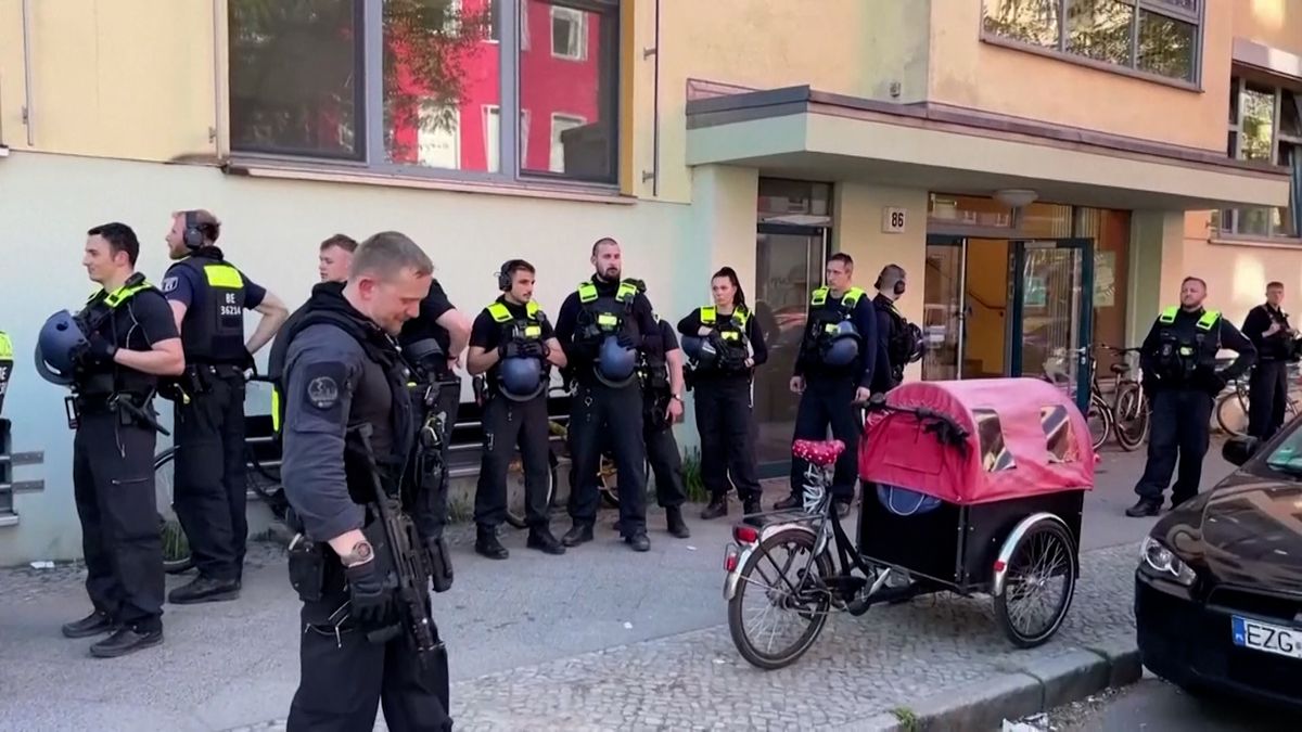 Útočník vnikl na dvůr berlínské základní školy. Pobodal dvě malé dívky